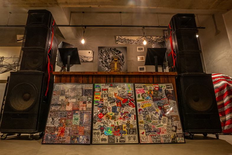 HAPPY MOUNTAIN BAR｜壁面アートとカラフルな装飾が印象的なDJブース