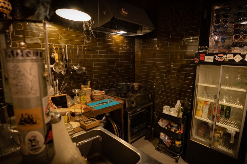 HAPPY MOUNTAIN BAR｜調理器具が並ぶ厨房では、調理や飲食店のバックヤードシーンも撮影可