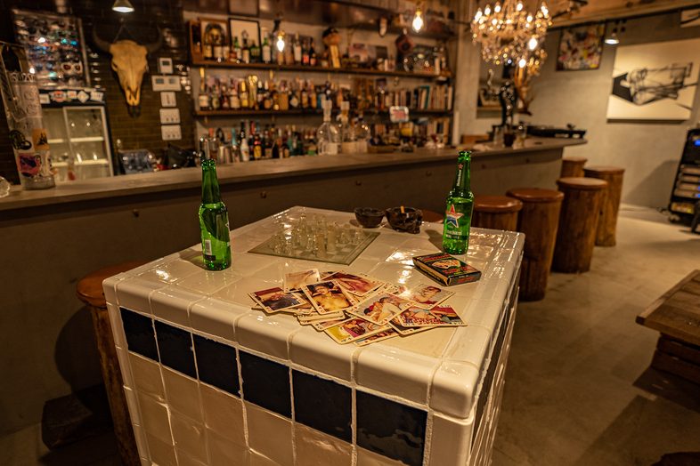 HAPPY MOUNTAIN BAR｜飲食シーンやグループでの会話シーンに