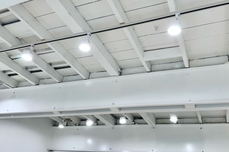 Fukagawa Garage｜調光・調色可能な照明を備えています