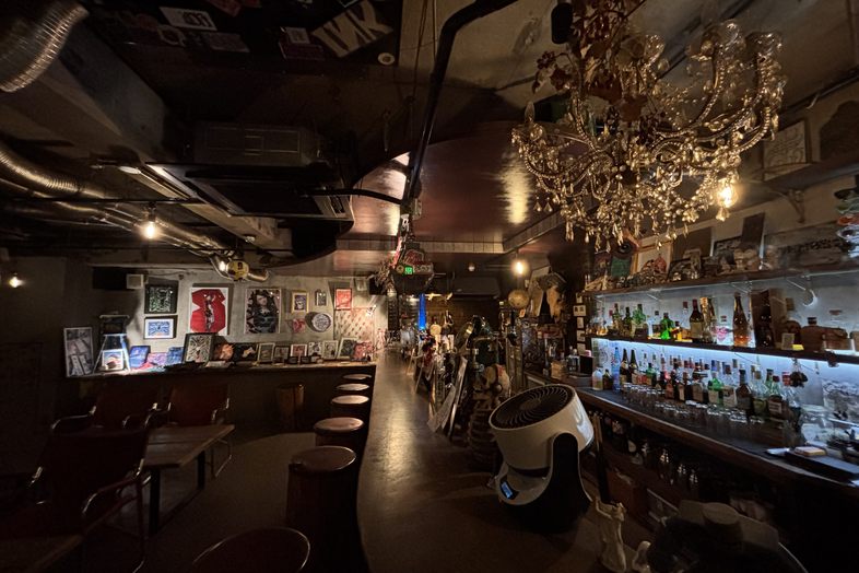 HAPPY MOUNTAIN BAR｜シャンデリアが輝くバーカウンターでは、暗めの照明を活かしたナイトシーンの撮影に