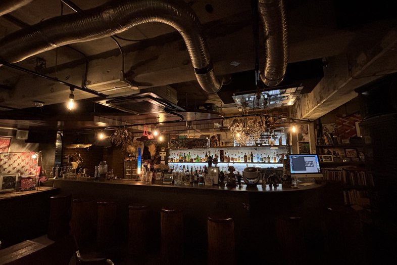 HAPPY MOUNTAIN BAR｜配管が露出した天井と長いバーカウンター