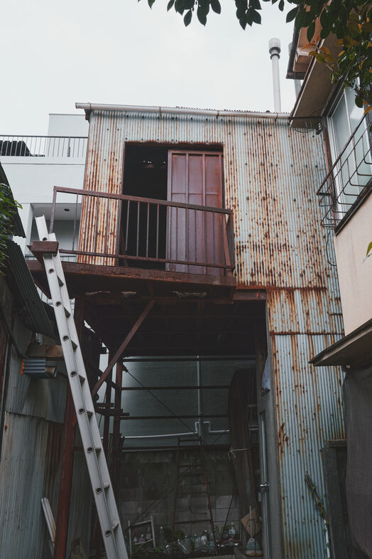 江古田倉庫｜錆びた外階段と2階小部屋がアジト撮影にピッタリ