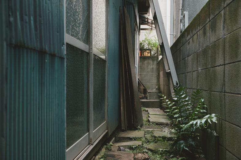 江古田倉庫｜倉庫脇の細い路地は裏道や秘密基地シーンの撮影に最適