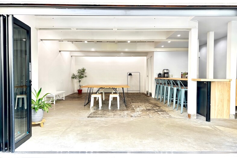Fukagawa Garage｜ガラス折戸を全開放でき、搬入を伴う撮影にも便利な路面店