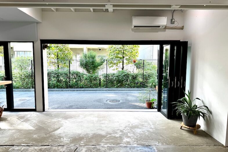 Fukagawa Garage｜大きく開放できるガラス折戸は自然光撮影にも好相性