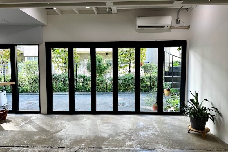 Fukagawa Garage｜黒枠ガラス扉が空間を引き締める背景として活躍