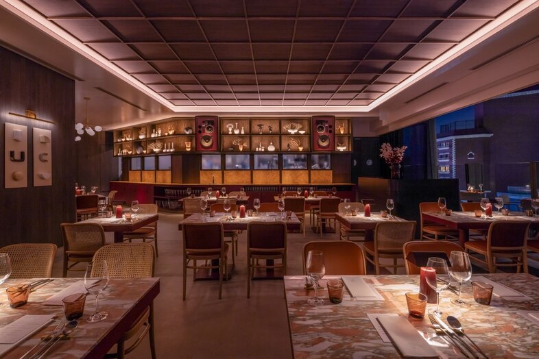Prés de L’AS｜間接照明が彩るシックな店内でラグジュアリーな食事シーンを演出