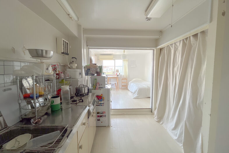 築古マンション｜【407 ワンルーム日和】キッチン越しに居室を望む生活動線の撮影に
