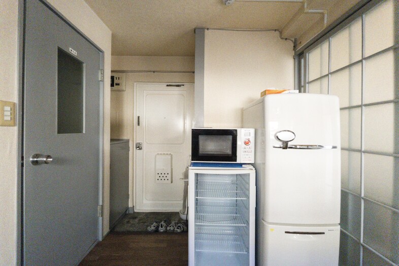 築古マンション｜【308 6畳ひとり暮らし】レトロな冷蔵庫が映える玄関周辺の撮影に