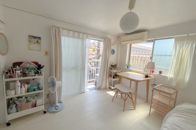 築古マンション｜【407 ワンルーム日和】二面の窓から自然光が入る爽やかな居室