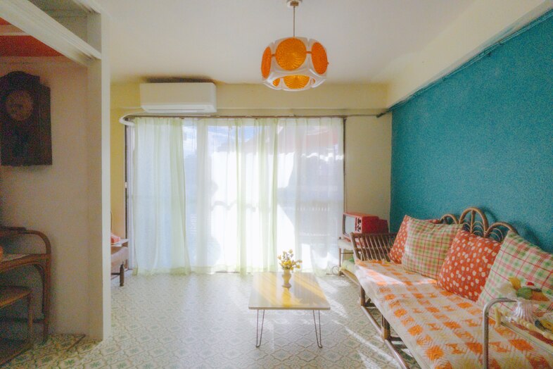 築古マンション｜【403 ミニ朱夏堂】南向きの大きな窓から自然光が差し込むレトロポップなリビング