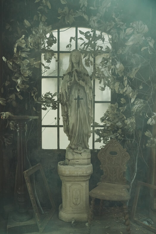 studio RILYN｜窓辺の聖母像と枯れた植物が退廃的な世界観を演出