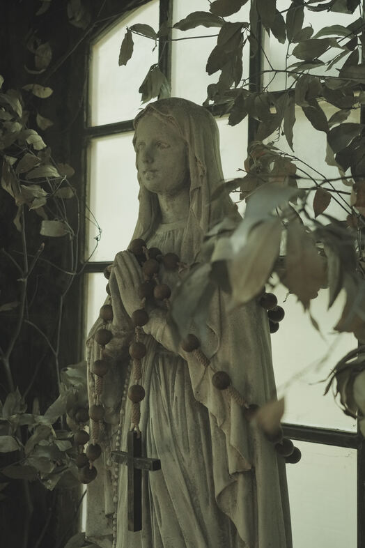 studio RILYN｜聖母像を背景に神秘的なコスプレや作品撮りが可能