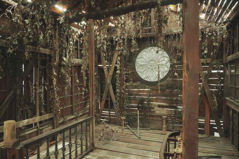studio RILYN｜上階の手すりとバラ窓を生かした立体感のある作品撮りにマッチ