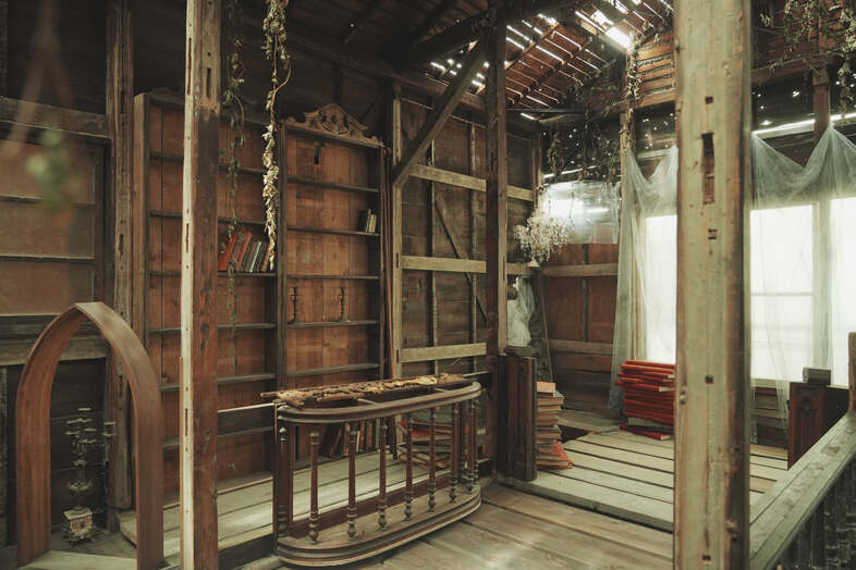 studio RILYN｜古木の棚や手すりが並ぶ上階で退廃的なファッション撮影が可能