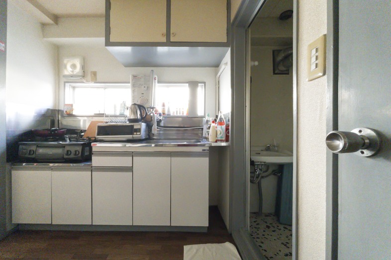 築古マンション｜【308 6畳ひとり暮らし】コンパクトなキッチンはリアルな生活シーンの撮影に好相性