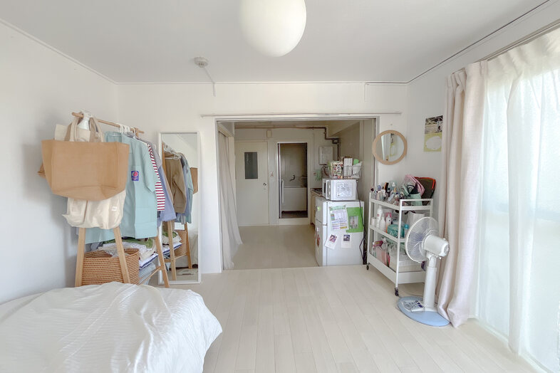 築古マンション｜【407 ワンルーム日和】白いフローリングが広がる室内で帰宅シーンに